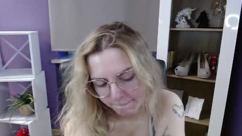 Z O E Y online show from 04/20/26, 04:26