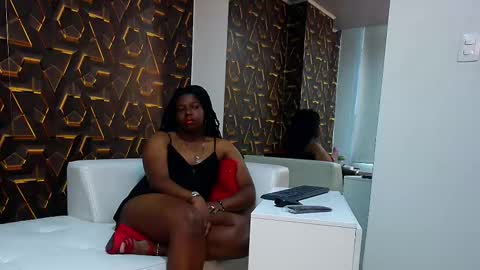 Snapshot of blackvelvet013 chatting on 12/15/25, 01:04 blackvelvet013 online show from 12/15/25, 01:04