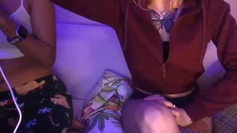 Snapshot of blaze2girls chatting on 12/06/24, 07:10 2girls1blunt online show from 12/06/24, 07:10