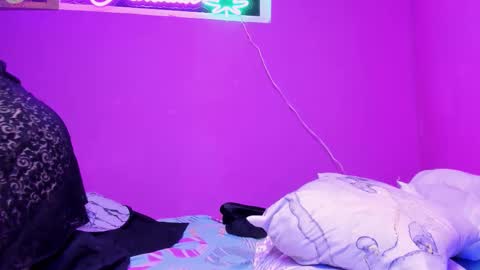 Pau online show from 11/18/25, 04:28