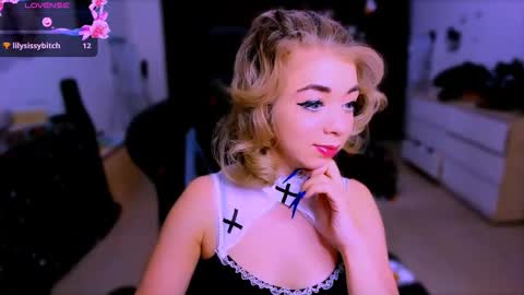 Snapshot of blinkofeyes chatting on 11/13/25, 01:10 Nicole online show from 11/13/25, 01:10