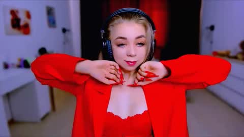 Nicole online show from 09/18/25, 10:06