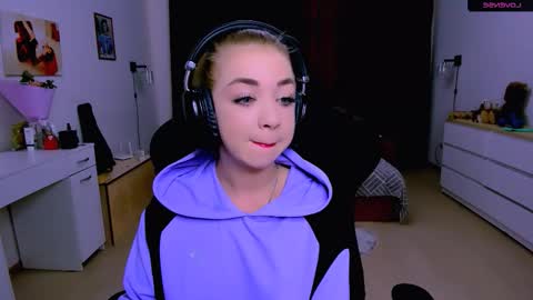 Nicole online show from 10/01/25, 01:17