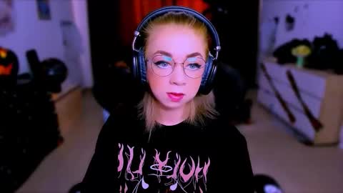 Nicole online show from 10/18/25, 08:48