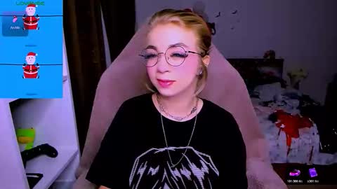 Snapshot of blinkofeyess chatting on 12/22/25, 03:36 Nicole online show from 12/22/25, 03:36