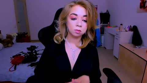 Snapshot of blinkofeyess chatting on 02/05/26, 04:39 Nicole online show from 02/05/26, 04:39