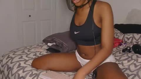 bloggirllaurel online show from 12/15/25, 05:44