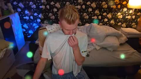 blond_boy69 online show from 05/11/26, 11:02