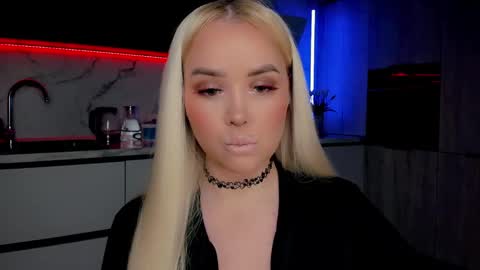 Snapshot of blond_diamond chatting on 01/15/25, 03:54 Lana online show from 01/15/25, 03:54