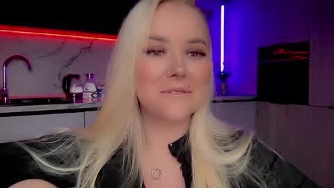 Snapshot of blond_diamond chatting on 02/20/25, 06:24 Lana online show from 02/20/25, 06:24