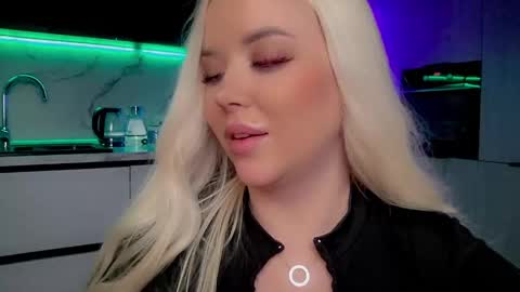 Snapshot of blond_diamond chatting on 02/24/25, 06:05 Lana online show from 02/24/25, 06:05