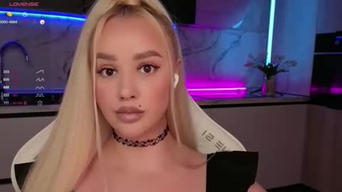 Snapshot of blond_diamond chatting on 09/23/25, 11:57 Lana online show from 09/23/25, 11:57