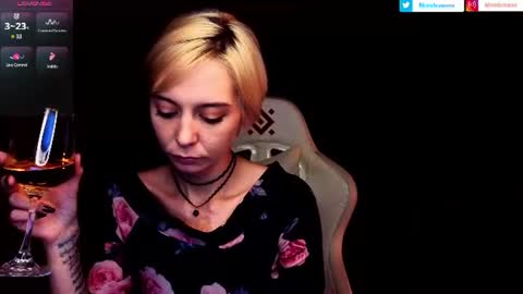Snapshot of blond_ice_ann chatting on 06/17/26, 05:03 blond_ice_ann online show from 06/17/26, 05:03