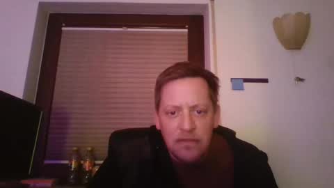 Snapshot of blonde32m chatting on 12/31/24, 12:43 blonde32m online show from 12/31/24, 12:43