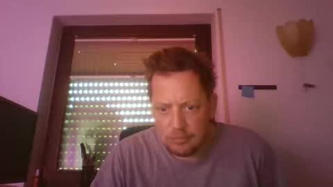 Snapshot of blonde32m chatting on 10/05/25, 06:45 blonde32m online show from 10/05/25, 06:45