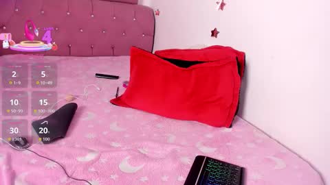 Snapshot of blonde__cute chatting on 09/18/25, 03:03 Esperancita and Karina online show from 09/18/25, 03:03