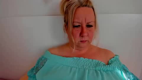 Nicole online show from 09/25/25, 12:20