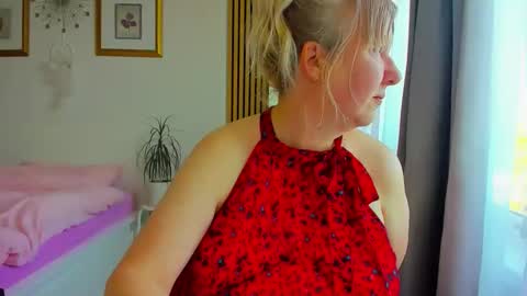 Snapshot of blonde_angel20 chatting on 05/15/26, 03:52 Nicole online show from 05/15/26, 03:52
