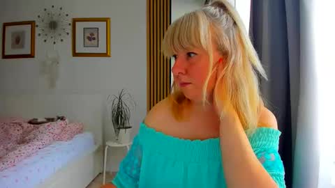 Snapshot of blonde_angel20 chatting on 06/08/26, 03:45 Nicole online show from 06/08/26, 03:45