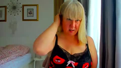 Snapshot of blonde_angel20 chatting on 06/11/26, 10:24 Nicole online show from 06/11/26, 10:24