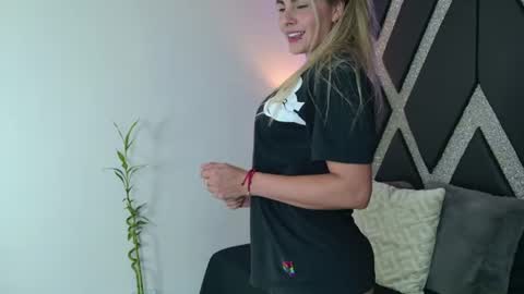 Snapshot of blonde_cat1515 chatting on 06/14/26, 12:19 alejandra online show from 06/14/26, 12:19