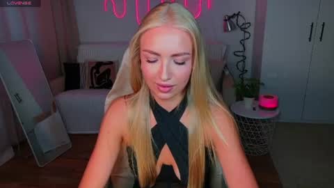 Snapshot of blonde_vibe chatting on 06/25/26, 02:32 Nessa online show from 06/25/26, 02:32