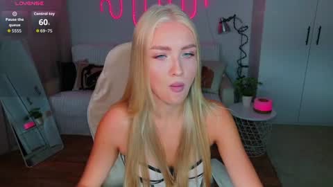 Snapshot of blonde_vibe chatting on 07/01/26, 02:40 Nessa online show from 07/01/26, 02:40