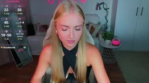 Snapshot of blonde_vibe chatting on 07/07/26, 02:54 Nessa online show from 07/07/26, 02:54