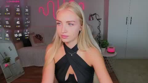 Snapshot of blonde_vibe chatting on 07/17/26, 11:06 Nessa online show from 07/17/26, 11:06