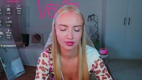 Snapshot of blonde_vibe chatting on 07/31/26, 02:38 Nessa online show from 07/31/26, 02:38