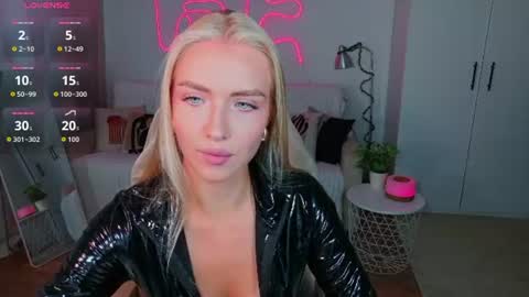 Snapshot of blonde_vibe chatting on 08/04/26, 12:41 Nessa online show from 08/04/26, 12:41