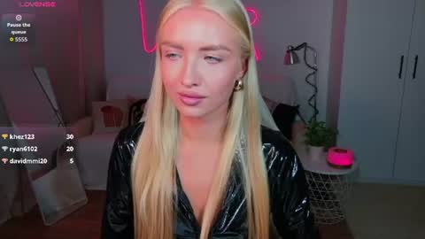 Snapshot of blonde_vibe chatting on 08/06/26, 05:26 Nessa online show from 08/06/26, 05:26