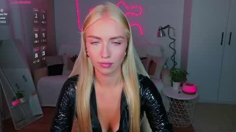 Snapshot of blonde_vibe chatting on 08/07/26, 01:02 Nessa online show from 08/07/26, 01:02