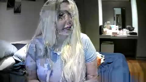 Snapshot of blondedolltia chatting on 10/10/25, 03:55 blondedolltia online show from 10/10/25, 03:55