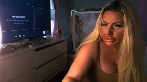 Snapshot of blondedolltia chatting on 01/11/26, 02:33 blondedolltia online show from 01/11/26, 02:33