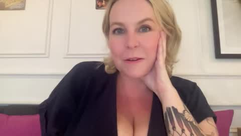 Snapshot of blondejj chatting on 01/20/25, 06:21 JJ online show from 01/20/25, 06:21