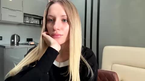 Snapshot of blondi_bondi chatting on 12/15/24, 06:40 Viktoriia online show from 12/15/24, 06:40