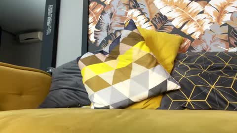 Snapshot of blondi_bondi chatting on 01/16/25, 12:23 Viktoriia online show from 01/16/25, 12:23