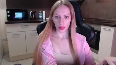 Snapshot of blondi_bondi chatting on 09/19/25, 04:51 Viktoriia online show from 09/19/25, 04:51