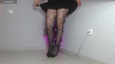 Im Di. I smell naked even when Im dressed. online show from 12/05/24, 12:11