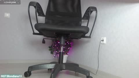 Snapshot of blondiana chatting on 12/24/24, 09:39 Im Di. I smell naked even when Im dressed. online show from 12/24/24, 09:39