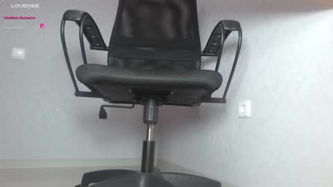 Im Di. I smell naked even when Im dressed. online show from 02/05/25, 01:00