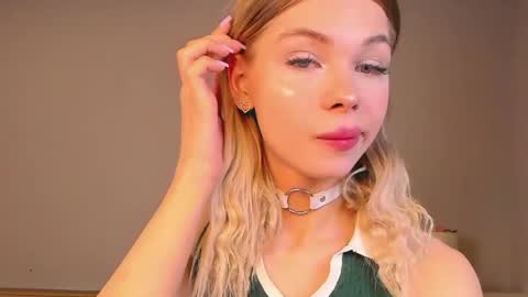 Snapshot of blondy_fina chatting on 05/17/26, 06:33 blondy_fina online show from 05/17/26, 06:33