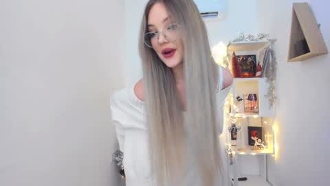 Snapshot of bloomingheart chatting on 12/25/24, 02:23 Sophia online show from 12/25/24, 02:23