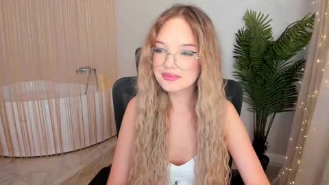 Snapshot of bloomingheart chatting on 01/15/25, 11:43 Sophia online show from 01/15/25, 11:43