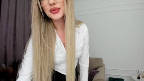 Snapshot of bloomingheart chatting on 01/18/25, 02:03 Sophia online show from 01/18/25, 02:03