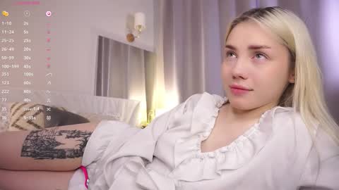 Snapshot of blue_bow chatting on 01/15/26, 05:45 Adeline online show from 01/15/26, 05:45