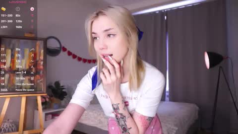 Snapshot of blue_bow chatting on 02/21/26, 06:25 Adeline online show from 02/21/26, 06:25