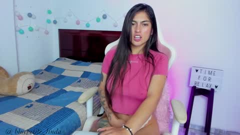 Snapshot of blue_petite chatting on 01/04/25, 04:00 Linda online show from 01/04/25, 04:00