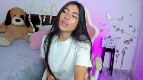 Snapshot of blue_petite chatting on 03/05/25, 05:18 Linda online show from 03/05/25, 05:18